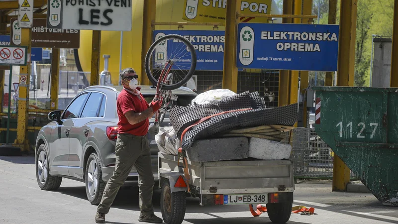 Fotografija: Ponovno odprtje Centra za ločevanje odpadkov v Ljubljani. V center naenkrat spuščajo samo tri stranke čakalna doba je do dve uri. FOTO: Jože Suhadolnik/Delo