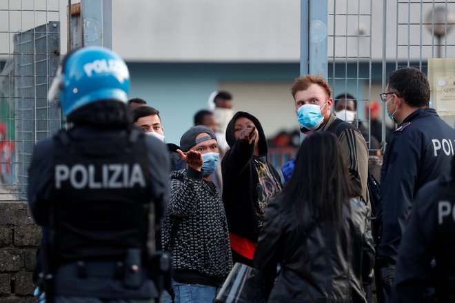 Prizor iz sprejemnega centra v Rimu, kjer so prebežniki protestirali zaradi slabe zaščite pred covidom-19. Foto: REUTERS/Yara Nardi