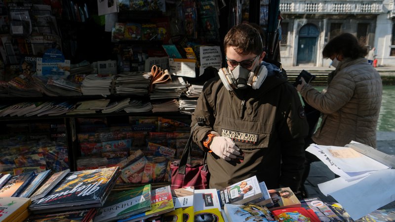 Fotografija: V Italiji so se ta teden odprle nekatere trgovine z nenujnim blagom, tudi knjigarne in trafike. Foto: REUTERS/Manuel Silvestri