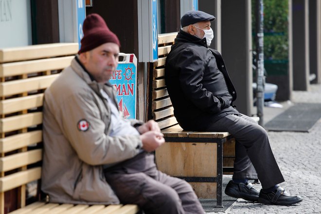 Starejši Berlinčani posedajo v predelu Kreuzberg. Foto: David Gannon/Afp