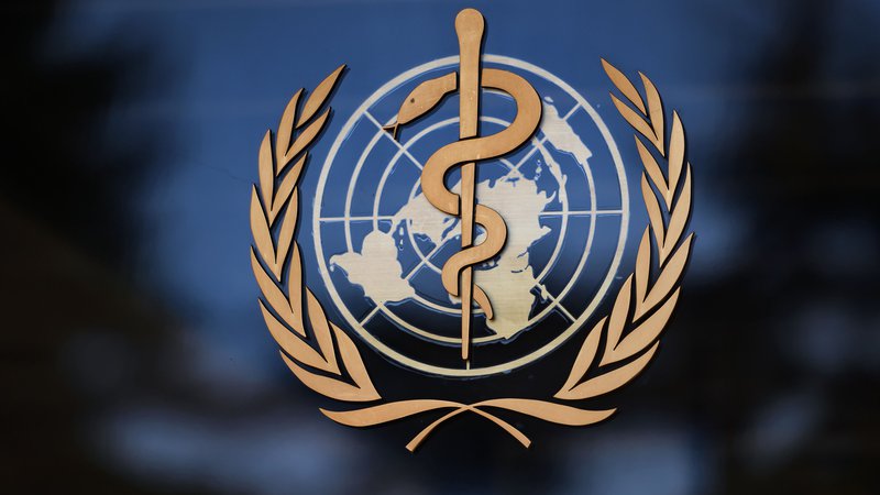 Fotografija: Znak Svetovne zdravstvene organizacije (WHO), ki se je zaradi odziva na pandemijo znašla pod plazom kritik. Foto: Fabrice Coffrini Afp
