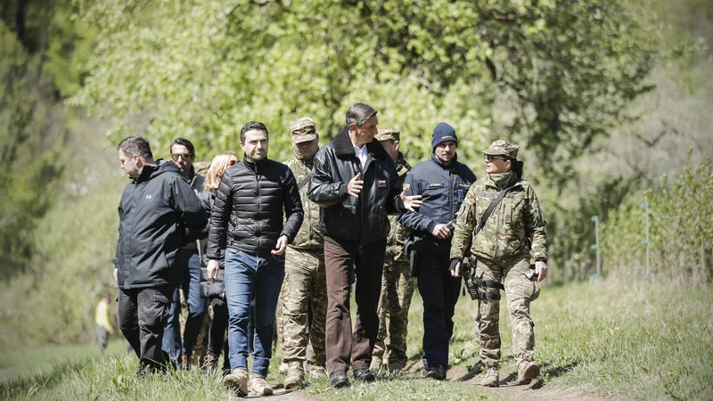 Fotografija: Fotografija, kot bi bila iz drugih časov: obrambni minister Matej Tonin s predsednikom države in vrhovnim poveljnikom obrambnih sil Borutom Pahorjem med včerajšnjim ogledom meje v Bregu pri Sinjem Vrhu. FOTO: Uroš Hočevar/Delo