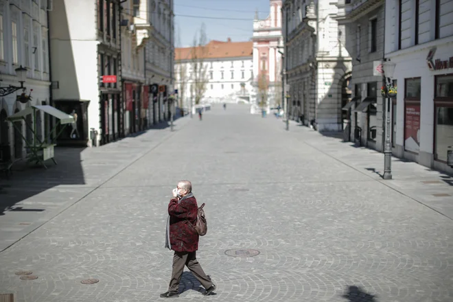 Ulice Ljubljane in drugih mest po državi od sprejetja vladnih ukrepov za omejitev širjenja okužbe in pozivov ljudem, naj ostajajo doma, bolj ali manj samevajo. FOTO: Uroš Hočevar/Delo