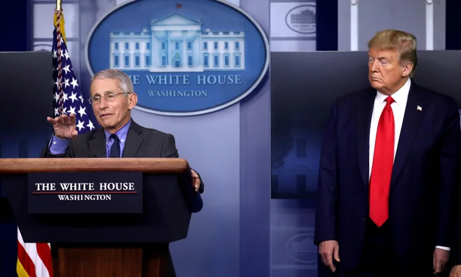 Vrhunski ameriški specialist za zdravje in nalezljive bolezni Anthony Fauci in ameriški predsednik Donald Trump. FOTO: Reuters