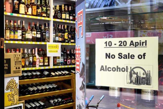 Oblasti v Bangkoku so v času izrednih ukrepov prepovedale prodajo alkoholnih pijač. FOTO: Mladen Antonov/AFP