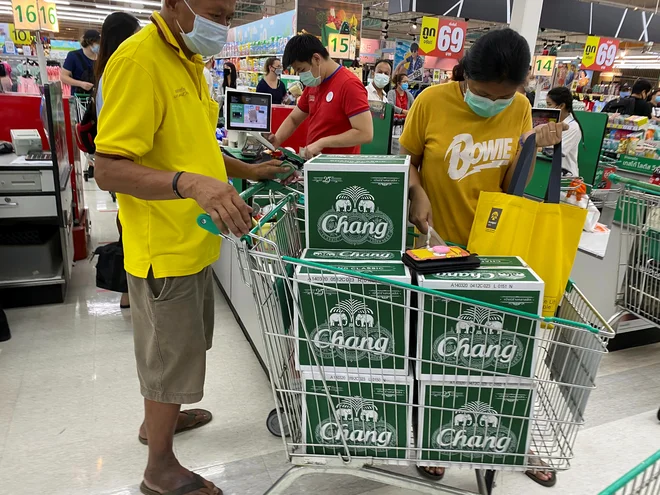 Tik pred uveljavitvijo prepovedi prodaje alkoholnih pijač v Bangkoku so ljudje pohiteli z nakupi. FOTO: Soe Zeya/Reuters