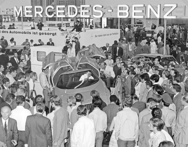 Množica okoli koncepta na razstavi septembra 1969 v Frankfurtu Fotografije Daimler