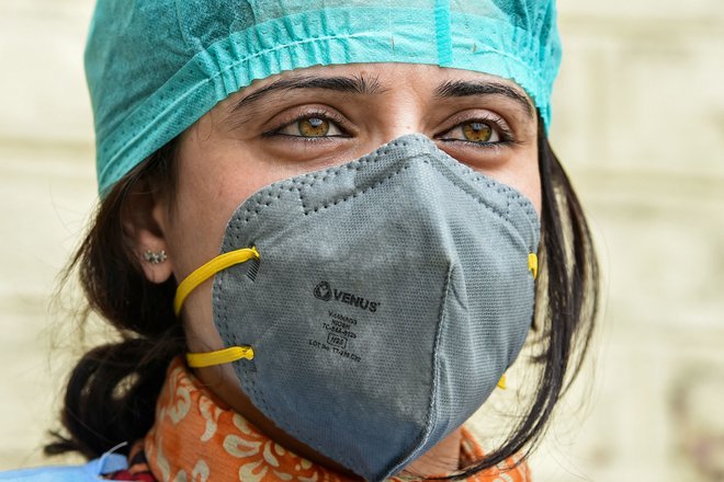 V Indiji je običaj, da ljudje ostanke tobaka za žvečenje izpljunejo na tla. Pred kratkim so okuženi s koronavirusom pljuvali celo na zdravnike. FOTO: Tauseef Mustafa/AFP
