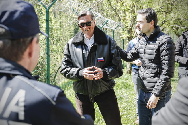 »Prijateljsko« kršenje ukrepov za preprečitev širjenja koronavirusa, ki sta si ga med obiskom južne meje včeraj pred kamerami in fotaparati privoščila predsednik republike in vrhovni poveljnik obrambnih sil Borut Pahor ter obrambni minister Ma