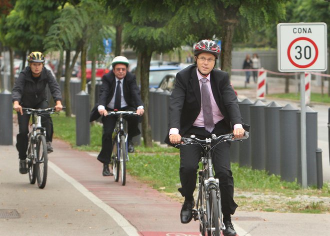 Kravata, čelada in zdravo prevozno sredstvo, vzorec nove trajnostne mobilnosti zaposlenih. FOTO Jure Eržen/Delo