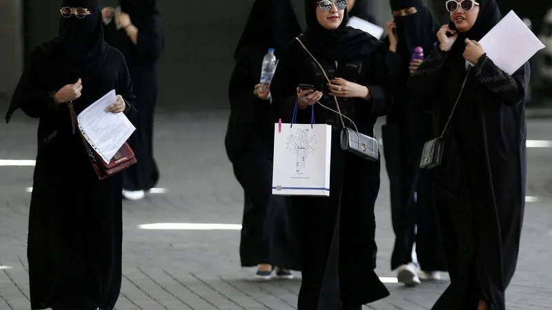 Fotografija: Savdske ženske, starejše od 21 let, bodo kmalu lahko pridobile potni list, ne da bi za to morale prositi moškega, in imele prosto pot pri odhodu iz države. FOTO: Faisal Nasser/Reuters