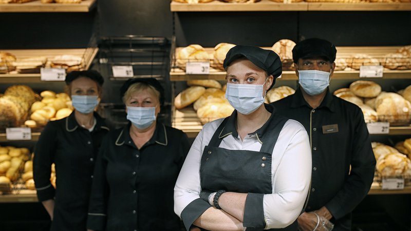 Fotografija: V krizi so odnosi med sodelavci in odnosi s kupci postali pristnejši, ugotavlja prodajalka kruha Ana Avramovič.
Foto Blaž Samec