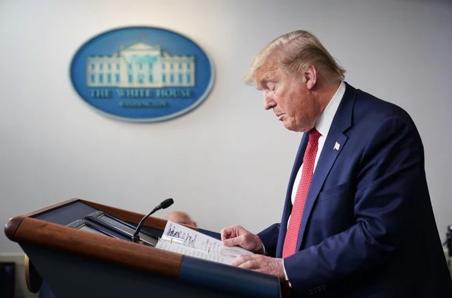 Donald Trump je guvernerje zveznih držav ZDA obvestil, da so odločitve v njihovih rokah. FOTO: Mandel Ngan/AFP