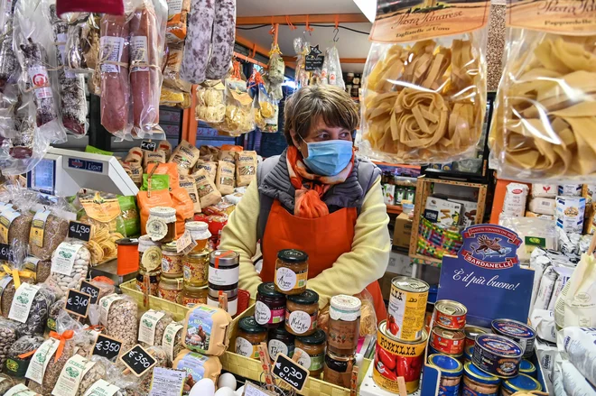 Italijani so nazadnje evidentirali 106.607 bolnih, dnevni prirast okužb je bil 1.189, kar je mnogo manj kot na vrhuncu epidemije. FOTO: Andreas Solaro/AFP