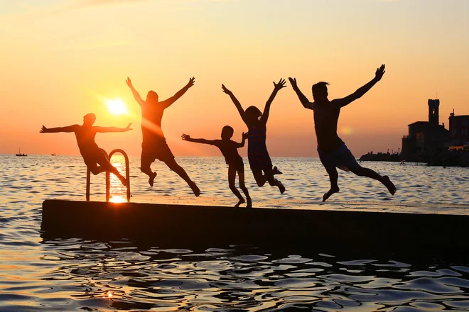 Uživanje na plaži bo letos najverjetneje odvisno od novih zdravstvenih standardov. Foto Tomi Lombar