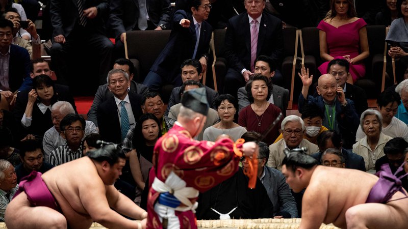 Fotografija: Donald Trump si je med lanskim obiskom na Japonskem v družbi premierja Šinza Abeja ogledal turnir v sumu. Foto AFP
