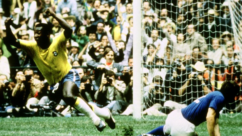 Fotografija: Legendarni brazilski nogometaš Pele (levo) je kar trikrat proslavil naslov svetovnega prvaka. FOTO: Reuters