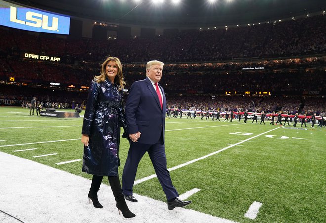 Donald Trump si je s prvo damo Malanio januarja ogledal tekmo ameriškega nogometa v študentski ligi. FOTO: Reuters