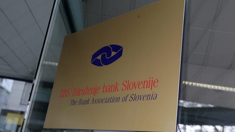 Fotografija: Združenje bank Slovenije opozarja, da so lahko v primeru uporabe napačne kode pri nakazilu pomoči, sredstva komitentom zarubljena. FOTO: Ljubo Vukelič/Delo
