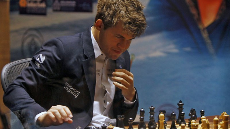 Fotografija: Magnus Carlsen je športno priznal poraz 16-letniku. FOTO: Reuters