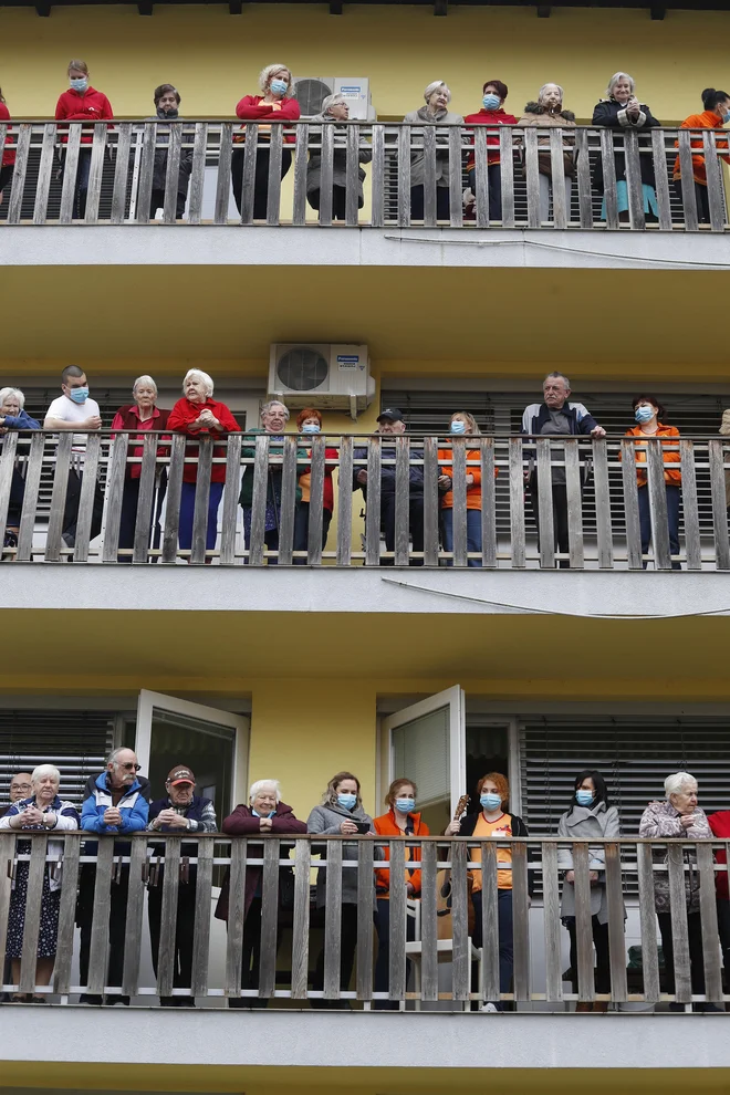 Želimo, da oba ministra namenita tej najbolj ogroženi populaciji več skrbi, več strokovne pomoči vodstvom domov, ustrezno opremljenost z zaščitnimi sredstvi. Foto Leon Vidic