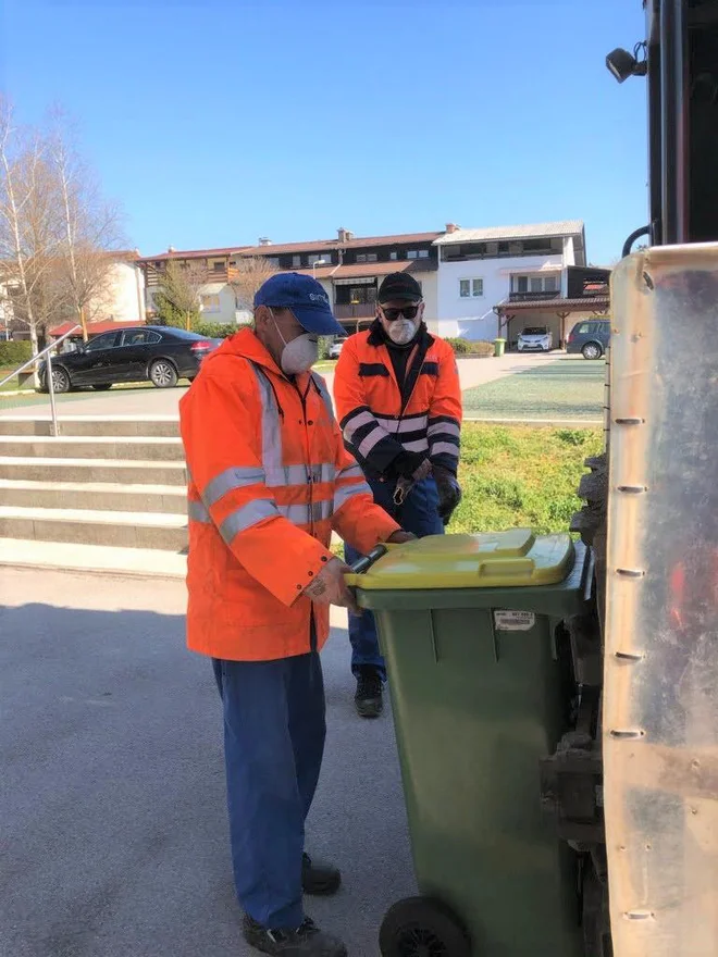 Delavci vsak dan dobijo maske, rokavice, v podjetju in v vozilih imajo razkužila. FOTO: arhiv Simbio