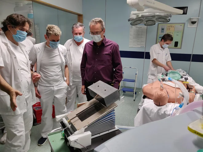 Lutka Ančka je s pomočjo prvega domačega respiratorja v simulacijskem centru UKC zadihala in preživela covid-19. Foto arhiv Janeza Pirca