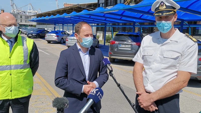 Fotografija: Minister prišel z dobrimi nameni. Z leve: predsednik uprave Luke Koper Dimitrij Zadel, minister Jernej Vrtovec in direktor Uprave RS za pomorstvo Jadran Klinec. Foto Boris Šuligoj