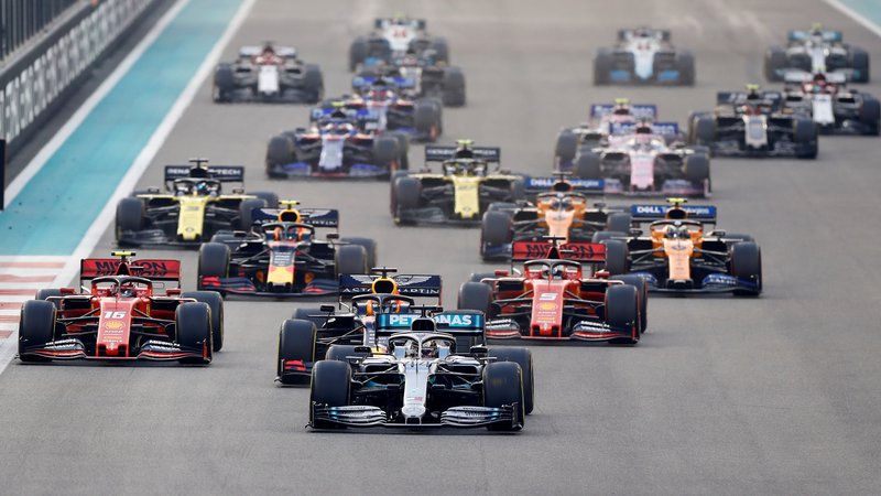 Fotografija: Karavana formule 1 (v ospredju svetovni prvak Lewis Hamilton) bo novo sezono odprla v Avstriji. FOTO. Reuters