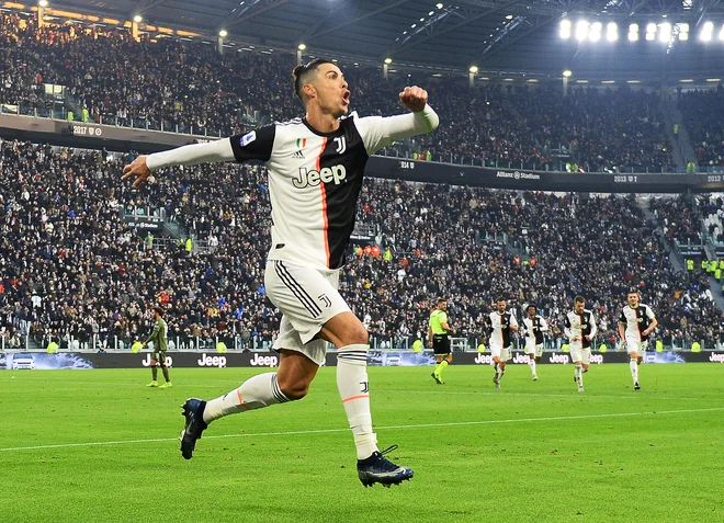 Juventusov zvezdnik Cristiano Ronaldo še nekaj časa ne bo igral nogometa. FOTO: Reuters