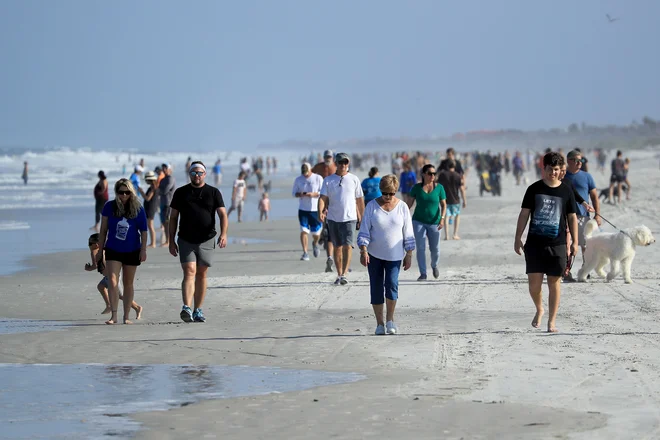 V floridskem Jacksonvillu so se obiskovalci že zgrnili na plažo. FOTO: Sam Greenwood/AFP