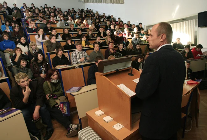 Na Univerzi v Ljubljani si želijo, da bi študenti maja opravili obvezne vaje v laboratorijih, za izpite bi se prav tako morali vrniti na fakultete, a predavanj v predavalnicah v tem študijskem letu ne bo več. FOTO: Leon Vidic/Delo
