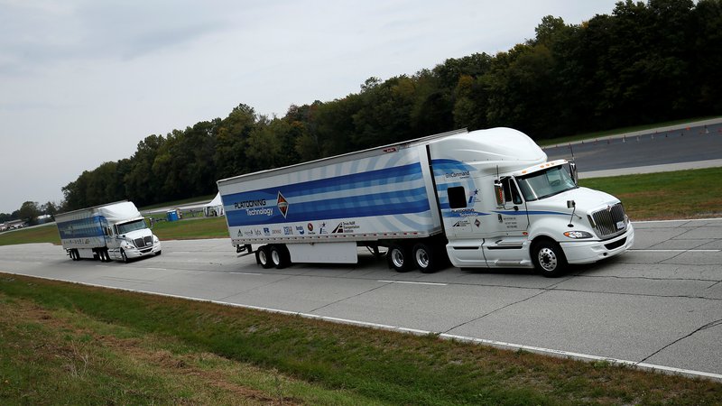 Fotografija: Sodobna logistika uvaja platooning – avtonomno vožnjo v konvojih tovornjakov, ki naj bi bila varnejša, čas v kabini in zunaj nje pa bolje izrabljen. FOTO: Reuters