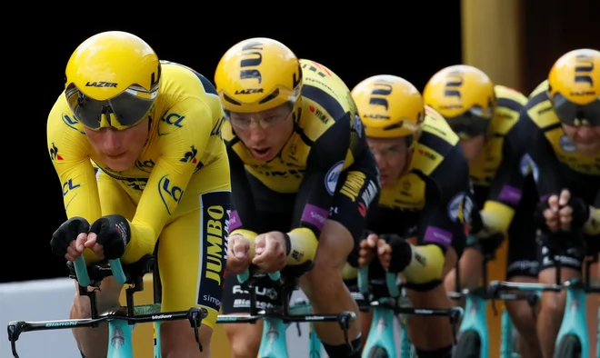 Mike Teunissen bo vsaj še en dan nosil rumeno majico. FOTO: Reuters