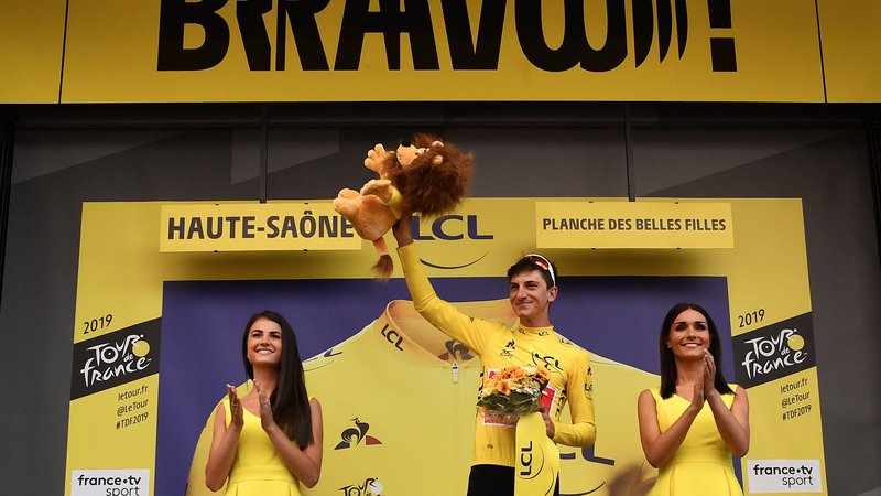 Fotografija: Italy's Giulio Ciccone (C) celebrates his overall leader's yellow jersey on the podium of the sixth stage of the 106th edition of the Tour de France cycling race between Mulhouse and La Planche des Belles Filles, in La Planche des Belles Filles on July 11, 2019. (Photo by JEFF PACHOUD / AFP)