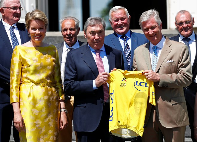 Eddy Merckx (v sredini) se je pred startom Toura v Bruslju pred fotografske objektive postavil skupaj z belgijsko kraljevo družino in nekdanjimi sotekmovalci. FOTO: Reuters