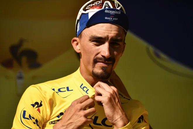 Julian Alaphilippe rojake navdušuje v rumeni majici. FOTO: AFP