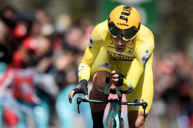 Primož Roglič ostaja zvest Jumbo Vismi. FOTO: AFP