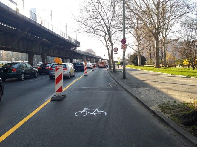 V delu Berlina so ob manjšem prometu v času virusne krize poskusno razširili kolesarski pas. Foto Berlin.de