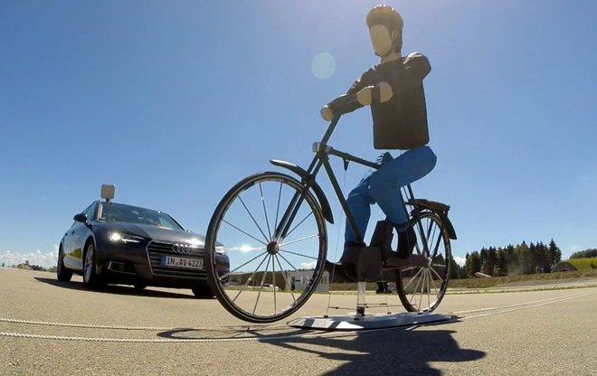 Kako zmorejo avtomobili sami zaznati in zavreti pred kolesarji, preizkuša tudi evropski konzorcij Euro NCAP. Foto Euro Ncap