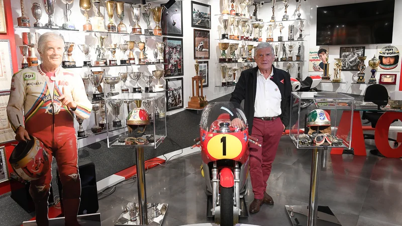 Fotografija: Giacomo Agostini v njegovem muzeju v Bergamu, v katerem so razstavljeni motorji MV agusta in yamaha, čelade, kombinezoni in več kot 350 trofej. FOTO: Arhiv muzeja