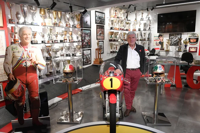 Giacomo Agostini v njegovem muzeju v Bergamu, v katerem so razstavljeni motorji MV agusta in yamaha, čelade, kombinezoni in več kot 350 trofej. FOTO: Arhiv muzeja