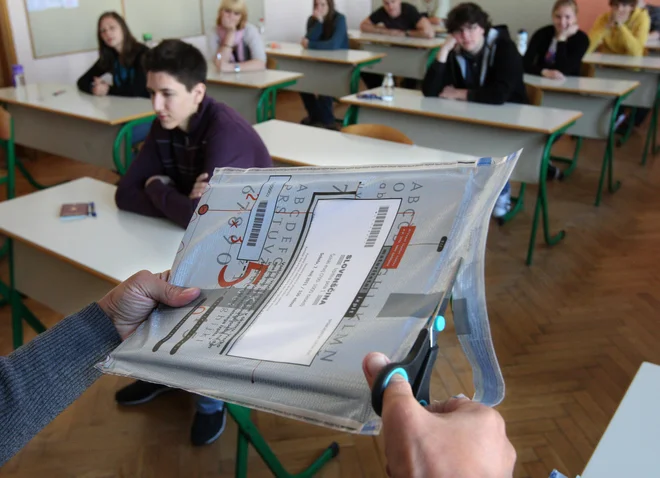Ker so maturitetne pole že natisnjene in zalepljene, jih menda ni možno več spreminjati zaradi tajnosti. FOTO: Igor Zaplatil