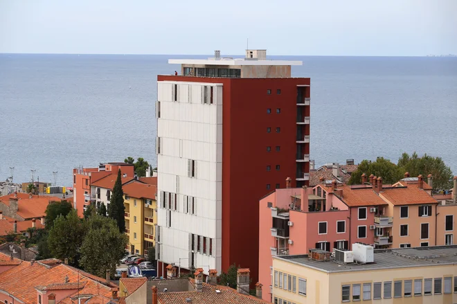 V prenovljenem Tomosovem bloku so marca prodali še zadnje stanovanje. Foto Jože Suhadolnik