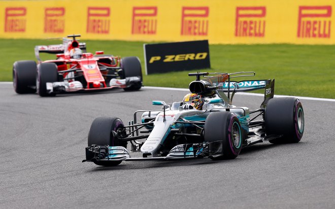 V zadnjem obdobju je Britanec Lewis Hamilton (v ospredju) uspešnejši od Sebastiana Vettla. FOTO: Reuters