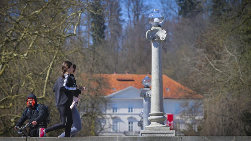 Fotografija: V Sloveniji si (še) lahko privoščimo tek ali sprehod v naravi, če se izogibamo stikom zunaj ožje družine in upoštevamo higienska pravila. FOTO: Jože Suhadolnik/Delo