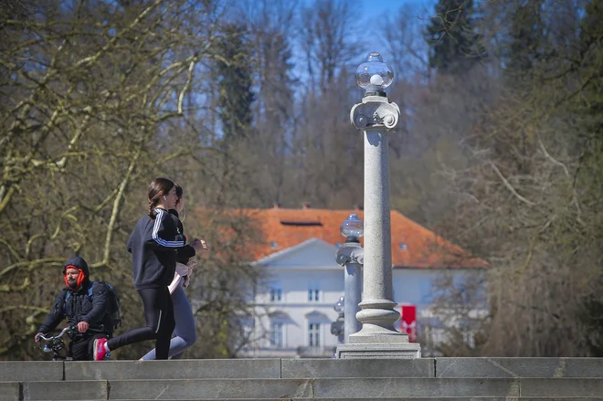 V Sloveniji si (še) lahko privoščimo tek ali sprehod v naravi, če se izogibamo stikom zunaj ožje družine in upoštevamo higienska pravila. FOTO: Jože Suhadolnik/Delo