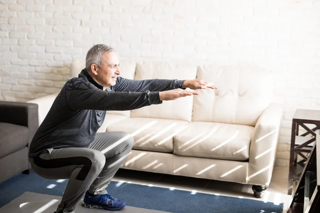 Na soncu je lepše, vendar se je mogoče gibati tudi doma. FOTO: Shutterstock