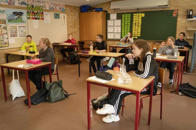 Po Danski, ki je prešnji teden kot prva država v Evropi po epidemiji koronavirusa spet začela odpirati vrtce, se otroci danes v vrtce vračajo tudi na Norveškem. PHOTO: Bo Amstrup/AFP