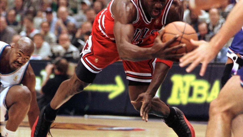 Michael Jordan je spet v središču pozornosti, vsi športni navdušenci lahko spremljajo pot do zadnjega naslova čikaških bikov in izjemnega košarkarja tudi iz zakulisja.<br />
FOTO: Reuters